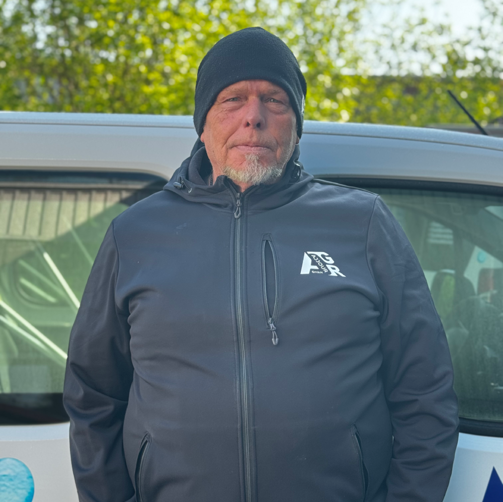 Uwe Gauer ist Objektleiter für Glasreinigung und Gebäudereinigung bei der Ajjour Glas- und Gebäudereinigung GmbH